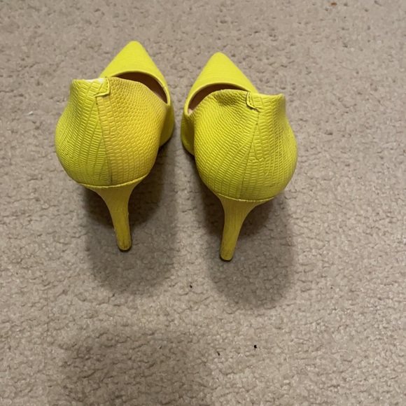 Bright yellow heels - Picture 4 of 4